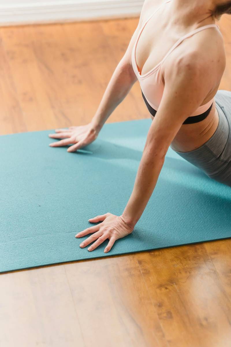 自宅でオンラインフィットネスに取り組む女性